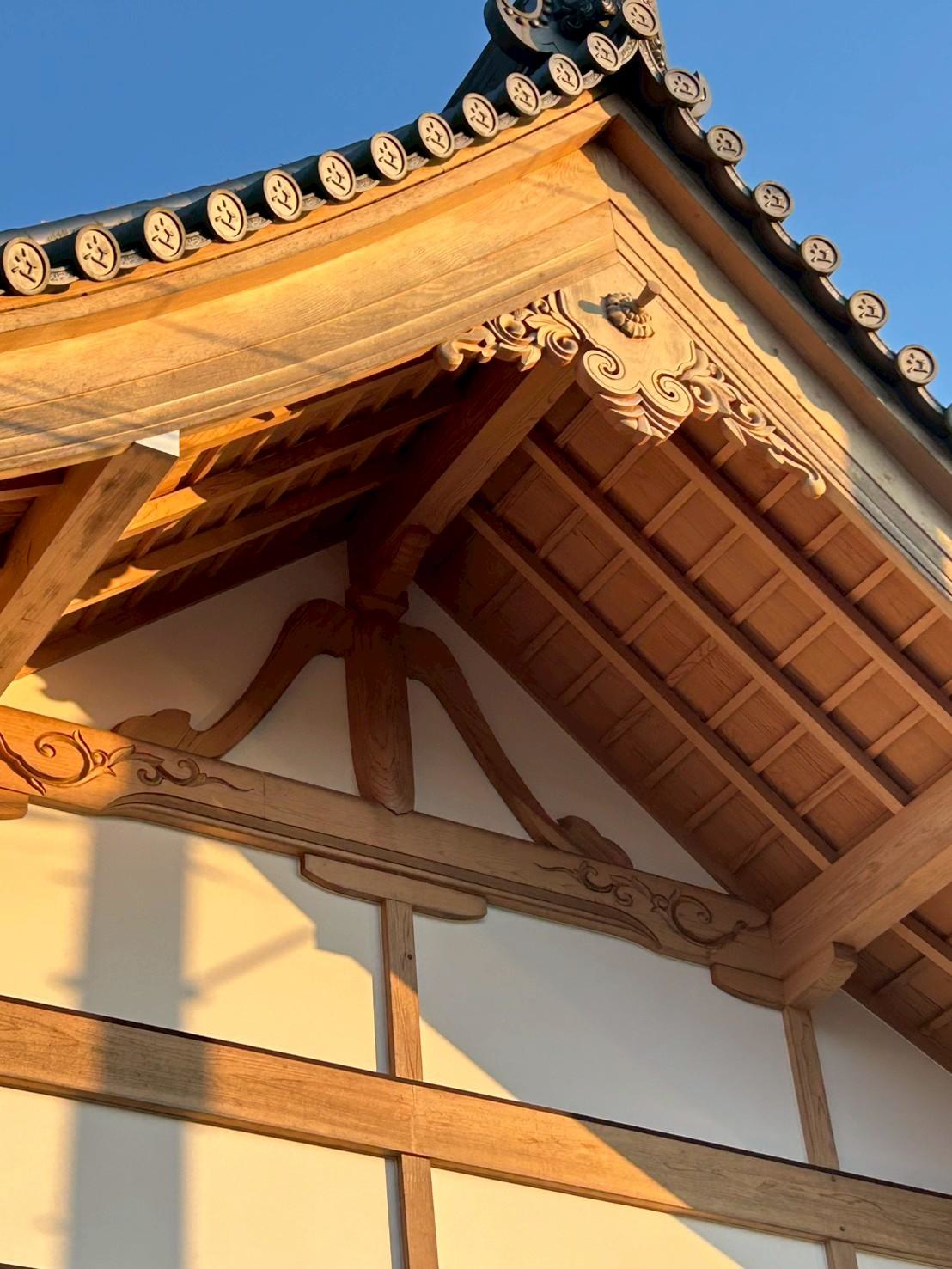 庫裡新築工事の軒先（社寺建築の意匠）